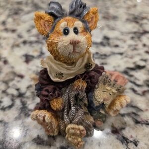 Charming Cat Figurine with Kitten